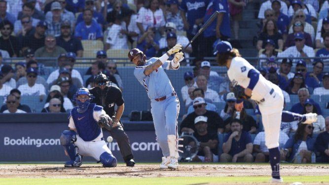 Nick Castellanos #8 de los Filis de Filadelfia batea un roletazo durante la segunda entrada contra los Dodgers de Los Ángeles en el cuarto juego de la Serie Divisional de la Liga Nacional en el Dodger Stadium el 9 de octubre de 2025 en Los Ángeles, California.&nbsp;