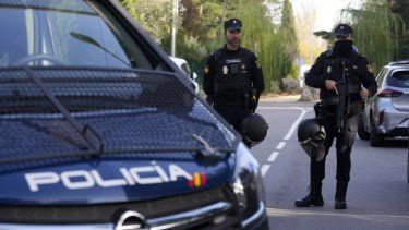 Policías españoles cerca de la embajada ucraniana en Madrid, el 30 de noviembre de 2022.&nbsp;