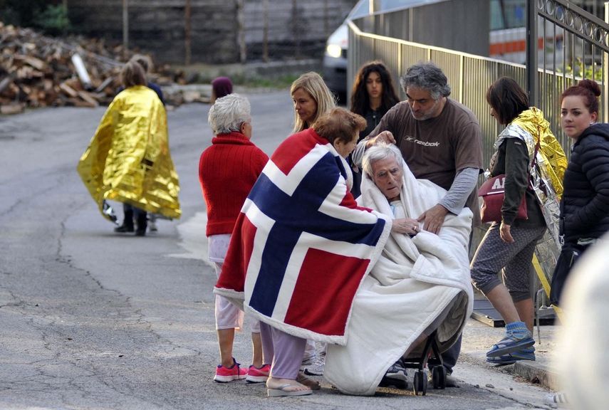 Los italianos encontraron refugio en las calles tras el terremoto de este 24 de agosto.