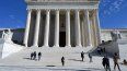 Varias personas en la escalinata de la sede de la Corte Suprema de EEUU en Washington.