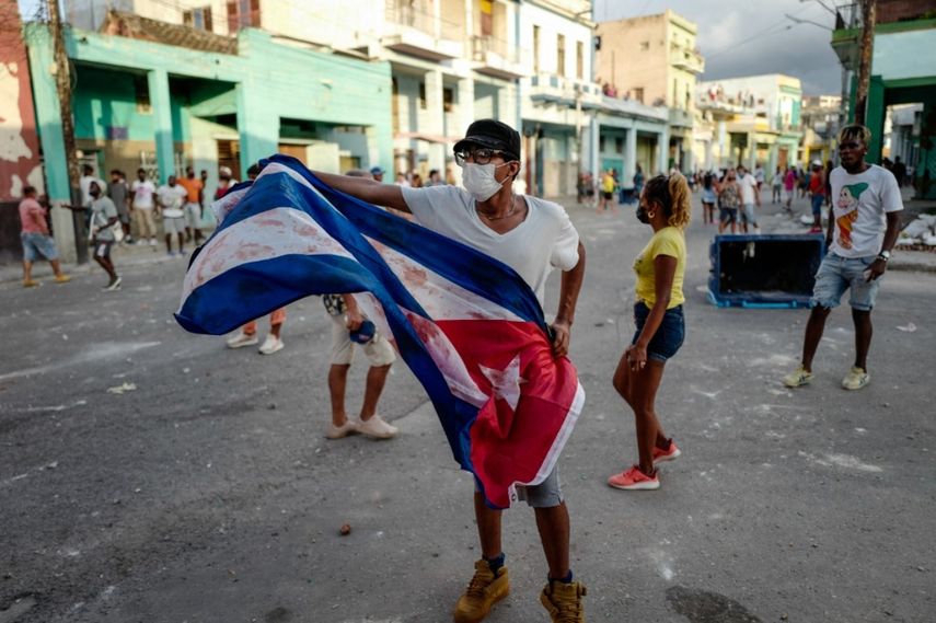 Un hombre ondea una bandera cubana durante una manifestación contra el régimen cubano en La Habana, el 11 de julio de 2021.
