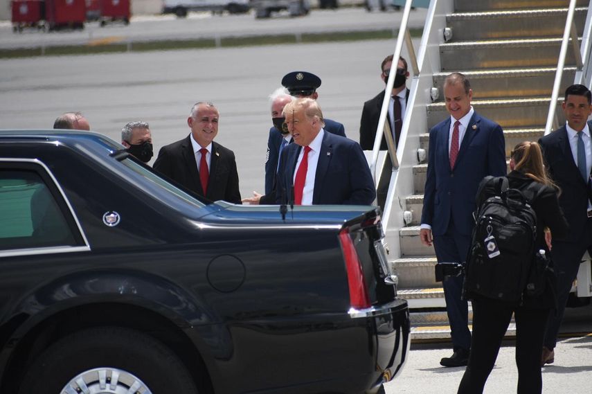 El presidente Donald Trump saluda a la comitiva que acudi&oacute; a recibirlo en el Aeropuerto Internacional de Miami,&nbsp;