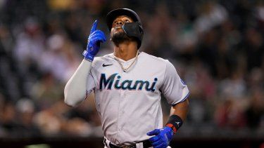 El cubano Jorge Soler, de los Marlins de Miami, festeja su jonrón de dos carreras ante los Diamondbacks de Arizona, en el juego del martes 9 de mayo de 2023.