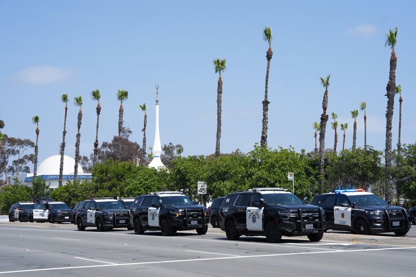 La policía de San Diego desplegó un fuerte operativo en la mezquita. (EFE)