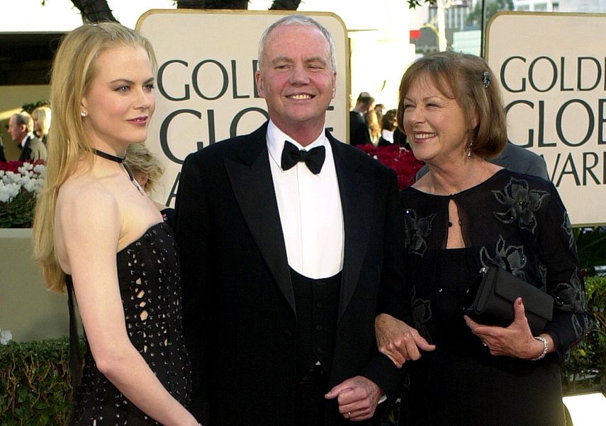 La actriz australiana posa junto a su padre y madre durante la celebración de los premios Golden Globe. (AP)