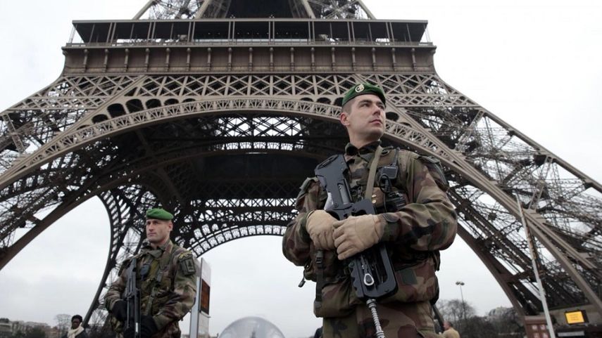 Desde el ataque islamista contra la redacción de la revista satírica Charlie Hebdo en enero de 2015, en toda Francia hay entre 7.000 y 10.000 soldados patrullando calles y plazas públicas.