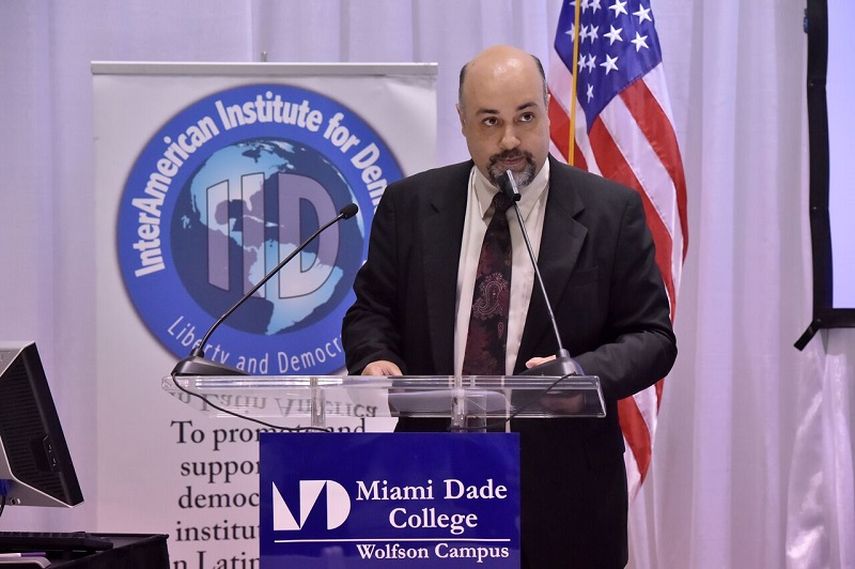 Emilio Martínez Cardona en la presentación de su libro, en el Miami Dade College (ÁLVARO MATA)