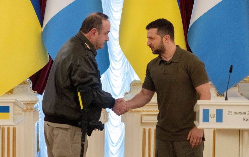 El presidente de Ucrania, Volodymyr Zelenskyy, a la derecha, y el presidente de Guatemala, Alejandro Giammattei, hablan durante una conferencia de prensa después de su reunión en Kiev, Ucrania, el lunes 25 de julio de 2022