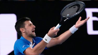 El serbio Novak Djokovic protesta durante su partido de la primera ronda del Abierto de Australia frente al croata Dino Prizmic, el domingo 14 de enero de 2024&nbsp;