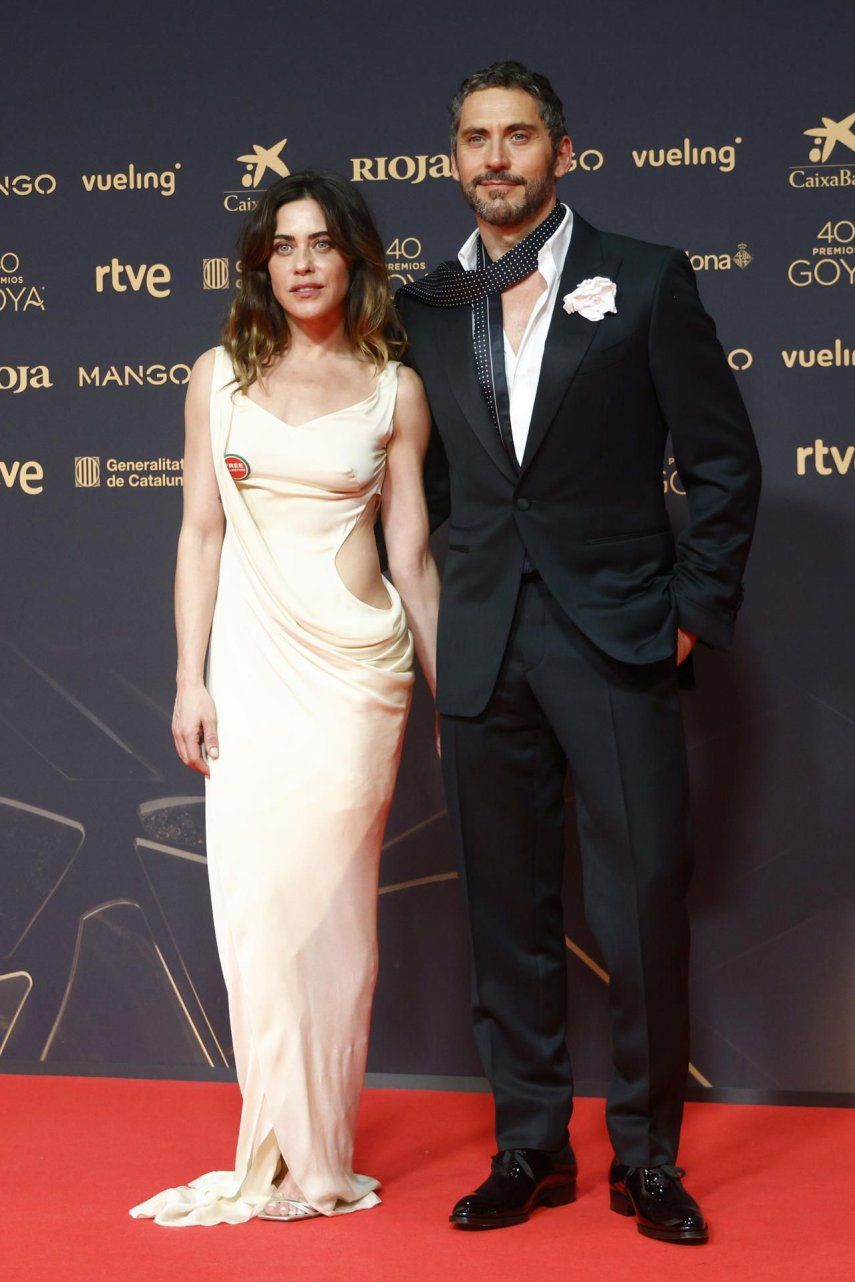 Los actores Paco y María León posan en la alfombra de los Goya 2026.
