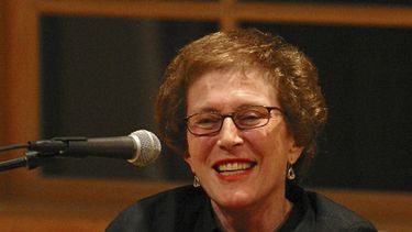 En esta fotografía de 2003 proporcionada por Patricia Williams se ve a Joan Micklin Silver sonriendo al ser entrevistada por Kenneth Turan en el Centro Nacional de Libros en Yiddish, en Amherst, Massachusetts.&nbsp;