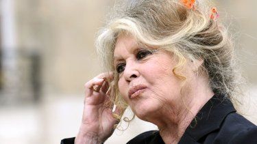 La actriz francesa y activista por los derechos de los animales Brigitte Bardot abandona el Palacio del Elíseo en París después de una reunión con el presidente francés Nicolas Sarkozy, el 27 de septiembre de 2007.