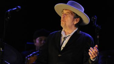 Los representantes de la Academia Sueca han hablado con el agente del músico y con otras personas de su entorno, pero no han podido hablar con Dylan, que tampoco ha hecho ninguna declaración pública ni ha hecho comentarios al respecto&nbsp;