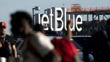 Viajeros pasan junto a un cartel de JetBlue antes del fin de semana feriado del 4 de julio en el Aeropuerto John F. Kennedy el 28 de junio de 2022 en Nueva York.&nbsp;