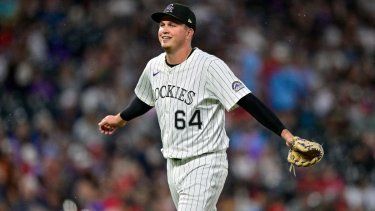 El lanzador Bradley Blalock, en ese momento de los Rockies de Colorado, camina de regreso al dugout durante un juego, el 22 de julio de 2025.