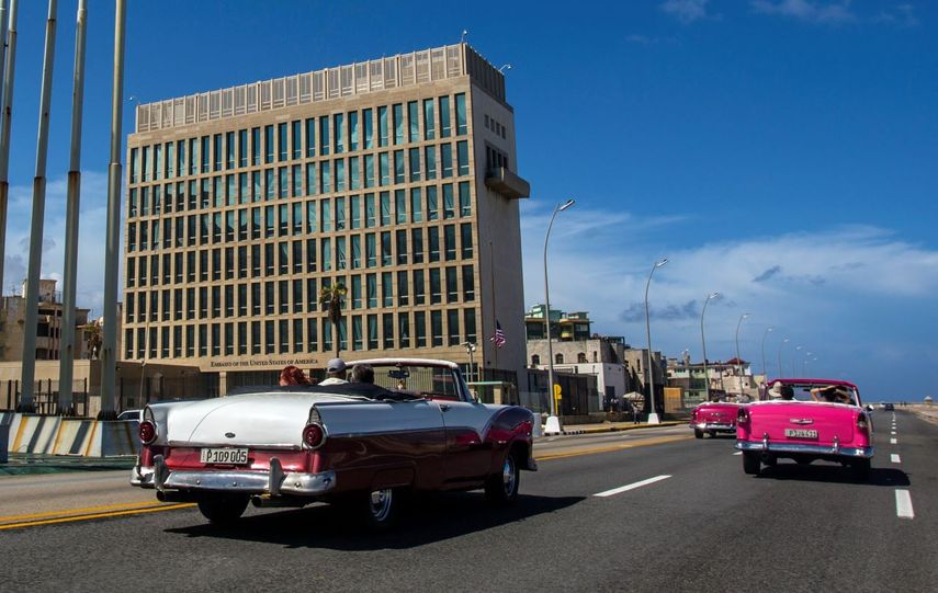 Vehículos circulan en la calle donde se ubica la embajada de Estados Unidos en La Habana, Cuba.