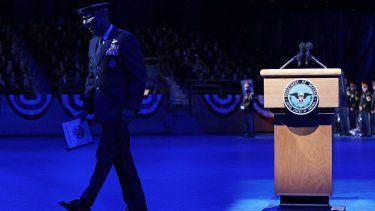 El jefe del Estado Mayor Conjunto, general Charles Brown, Jr., abandona el podio después de hablar durante un acto de homenaje a las Fuerzas Armadas en honor del secretario de Defensa de los Estados Unidos, Lloyd Austin, en el Conmy Hall de la Base Conjunta Myer-Henderson Hall el 17 de enero de 2025 en Arlington, Virginia.&nbsp;