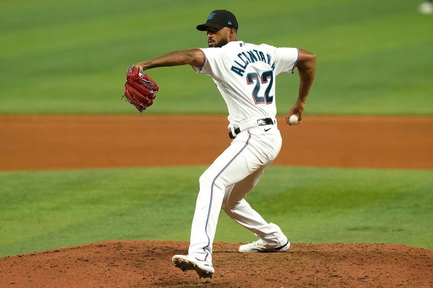 El abridor de los Marlins de Miami Sandy Alcántara trabaja en el séptimo inning del partido ante los Padres de San Diego, el lunes 15 de agosto de 2022, en Miami. 