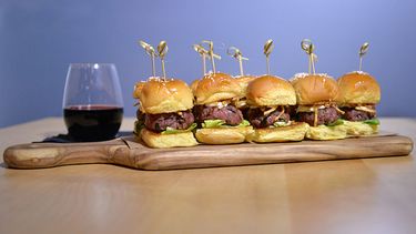 Entre los platillos a presentar, resalta la versión del bistec tártaro en forma de una pequeña hamburguesa, muy bien condimentada, que impresiona y complace el paladar. (A.MATA)