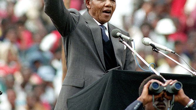 Nelson Mandela ante miles de seguidores durante un discurso en Johannesburgo, Sudáfrica, el 13 de febrero de 1990. (AP Photo, File)