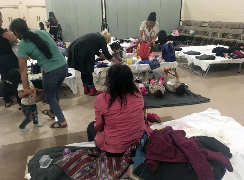 En imagen de archivo del jueves 29 de noviembre de 2018, la migrante guatemalteca Cirila Alejandra Calelpu, sentada, descansa en el refugio de migrantes de la Catedral del Inmaculado Coraz&oacute;n de Mar&iacute;a, en Las Cruces, Nuevo M&eacute;xico.&nbsp;