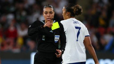 La árbitra Melissa Borjas muestra una tarjeta amarilla a la jugadora inglesa Lauren James en el partido de octavos de final del Mundial femenino de fútbol entre Inglaterra y Nigeria en Brisbane, Australia, el lunes 7 de agosto de 2023.&nbsp;
