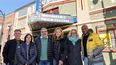 John Nein, Kim Yutani, Eugene Hernández, Amy Redford, Michelle Satter y Ebs Burnough posan durante la inauguración del Festival de Cine de Sundance 2026 en el Teatro Egipcio el 21 de enero de 2026 en Park City, Utah.