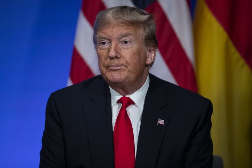 El presidente estadounidense Donald Trump escucha una pregunta durante una reunión con la canciller alemana Angela Merkel durante la cumbre de la OTAN en The Grove, Watford, Inglaterra, miércoles 4 de diciembre de 2019. 