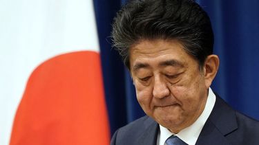 El primer ministro japonés, Shinzo Abe, hace gestos durante su conferencia de prensa en la residencia oficial del primer ministro en Tokio el 28 de agosto de 2020. 