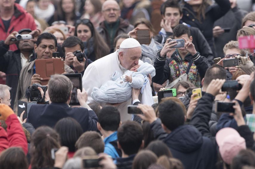 &nbsp;El&nbsp;papa&nbsp;Francisco besa a un bebé a su a la plaza de San Pedro en el Vaticano.