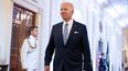 El presidente Joe Biden camina por uno de los pasillos de la Casa Blanca.