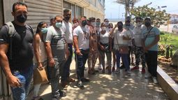 Cubanos con boletos para viajar ante la sede del Instituto de Aeronáutica de Civil de Cuba, en La Habana.&nbsp;