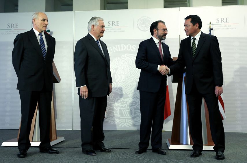 &nbsp;Los secretarios de Estado y de Seguridad Nacional de EEUU, Rex Tillerson y John Kelly; el secretario mexicano de Gobernación de México, Miguel Ángel Osorio &nbsp;y el canciller mexicano, Luis Videgaray durante el encuentro histórico.