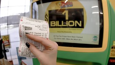 Un cliente muestra el boleto que compró para el sorteo de lotería Mega Millions&nbsp;