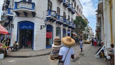 Un vendedore de productos artesanales en una calle de Cartagena de Indias, Colombia.