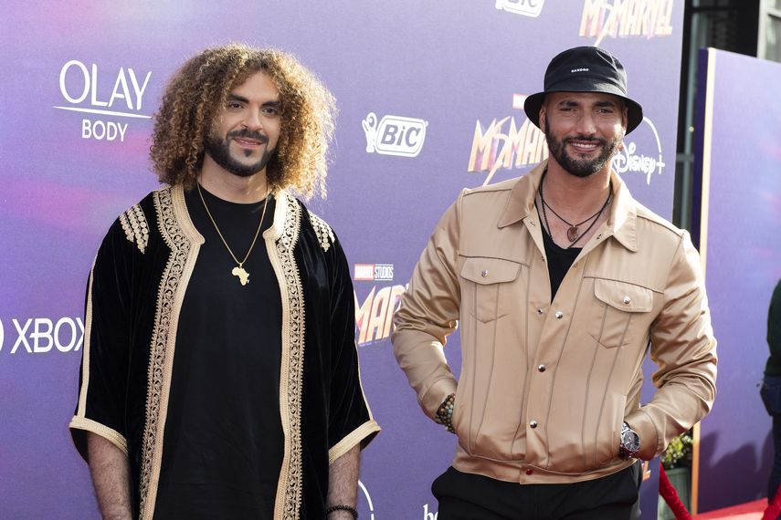 En esta foto de archivo tomada el 2 de junio de 2022, los directores Adil El Arbi (L) y Bilall Fallah asisten al lanzamiento de la serie original del estudio Marvel Ms Marvel en el Teatro El Capitán en Hollywood, California.