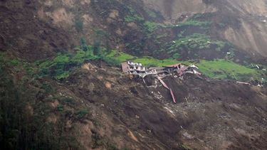 Viviendas destruidas después de un deslizamiento de tierra causado por las fuertes lluvias en Alausi, Ecuador.