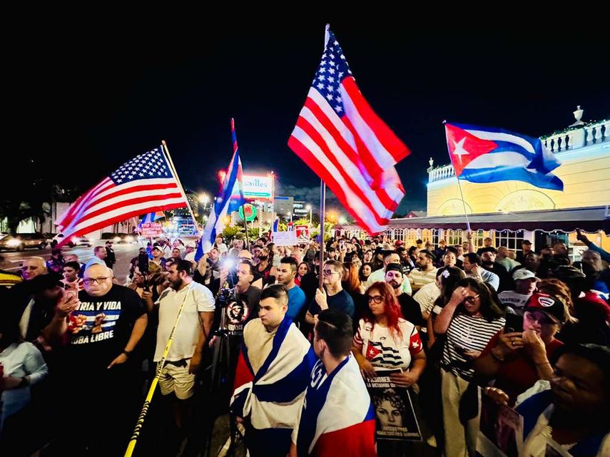 Cientos de cubanos acudieron al Versailles para alzar su voz por la isla en el Día de los Derechos Humanos.
