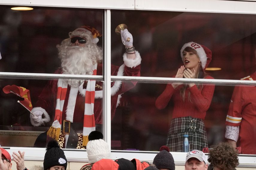 Taylor Swift en un palco antes del inicio del partido de fútbol americano de la NFL entre los Chiefs de Kansas City y los Raiders de Las Vegas, el lunes 25 de diciembre de 2023.