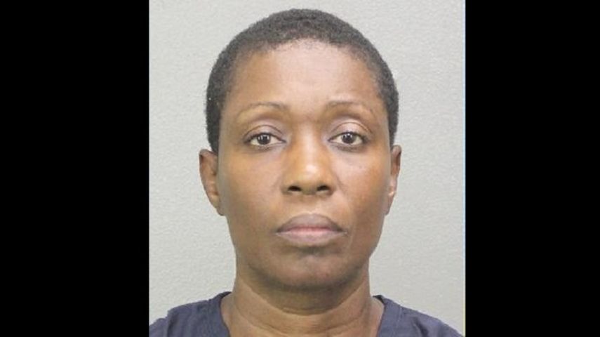 Joyce Ann Simmons, de 50 años, fue arrestada y enfrenta cargo de robo. (CORTESÍA)