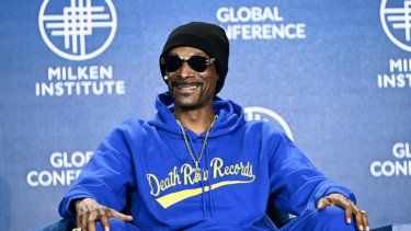 El rapero estadounidense Calvin Cordozar Broadus Jr, también conocido como Snoop Dogg, habla durante la Conferencia Global del Instituto Milken en Beverly Hills, California, el 3 de mayo de 2023. El rapero Snoop Dogg se ha convertido en copropietario del Swansea City, club de fútbol galés que forma parte del Championship, anunció el 18 de julio de 2025.