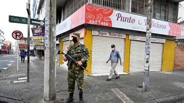 Un soldado custodia una calle en Cali, Colombia, el 30 de abril de 2021, un día después de una protesta contra un proyecto de ley de reforma tributaria presentado por el presidente Iván Duque. Un proyecto de reforma tributaria en Colombia le dio más leña al descontento que estalló en las calles contra el presidente Iván Duque. Ampliar la base de contribuyentes, subir los impuestos, reducir las exenciones y aumentar el IVA en algunos productos son iniciativas que se debaten con cierto escepticismo en el Congreso. El gobierno apunta a recaudar unos 6.300 millones de dólares entre 2022 y 2031 para aliviar el bolsillo de la cuarta economía latinoamericana, golpeada por la pandemia.