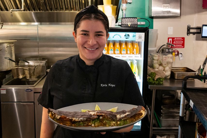 Karla Hoyos, chef voluntaria de World Central Kitchen y propietaria de Tacotomia, sostiene un plato llamado Machete, durante una entrevista con la AFP en el centro de Miami, Florida, el 22 de noviembre de 2023.