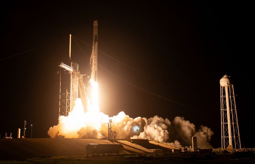 Esta fotografía cortesía de la NASA muestra el lanzamiento de la misión Crew-7 en un cohete SpaceX Falcon 9 con la nave espacial Dragon de la compañía desde el Complejo de Lanzamiento 39A en el Centro Espacial Kennedy en Cabo Cañaveral, Florida, el 26 de agosto de 2023.