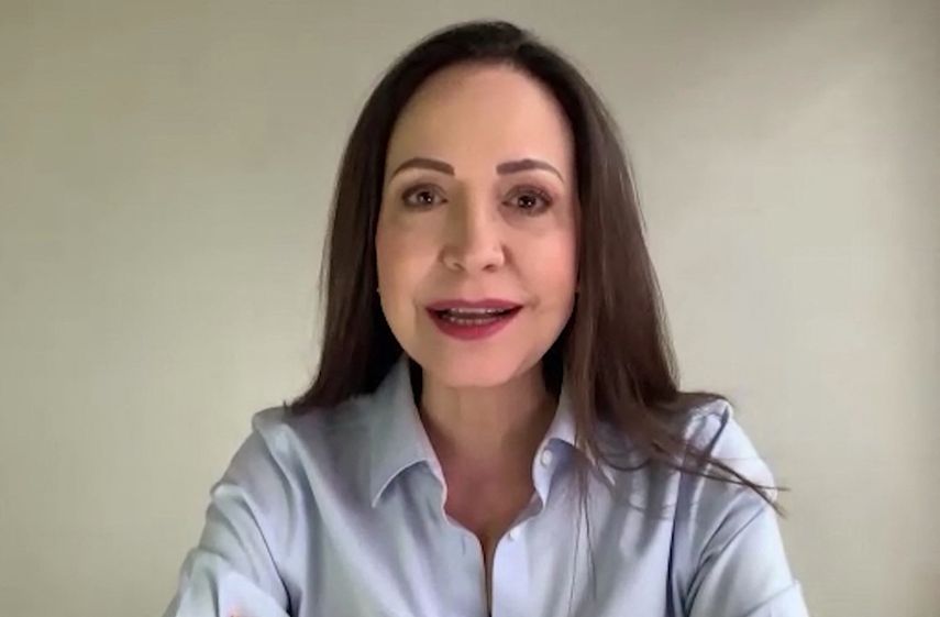 Una captura de pantalla muestra a la líder opositora de Venezuela, María Corina Machado, gesticulando durante una entrevista de AFP vía Zoom en Caracas el 15 de mayo de 2025.