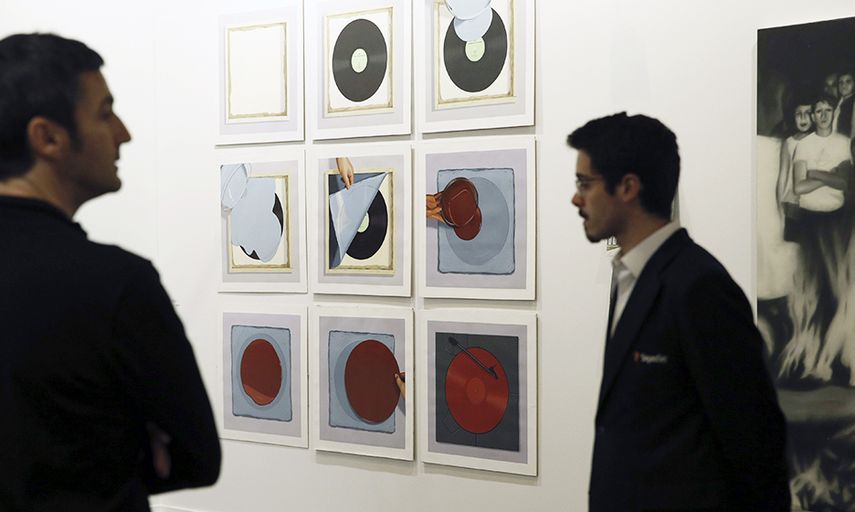 Dos personas ante las obras expuestas por la galería colombiana El Museo. (EFE)