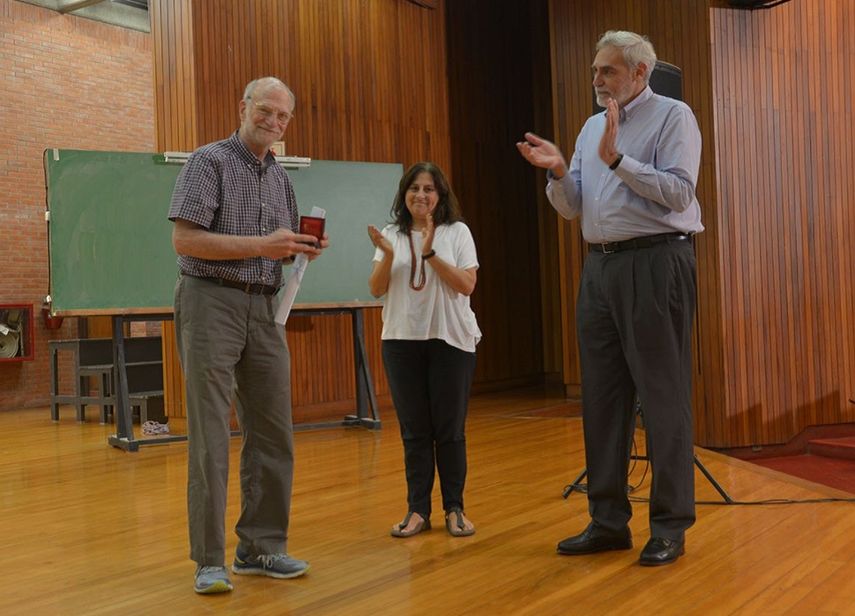 Michael Rosbash,&nbsp;Premio Nobel de Medicina 2017, tras recibir un doctorado honoris causa de la Universidad de Buenos Aires.