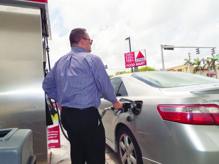 Los consumidores están experimentando en este verano una leve alza en el precio de la gasolina
