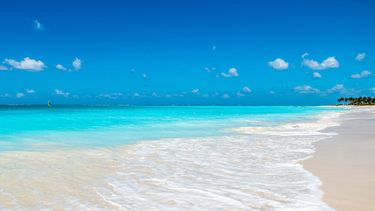 Grace Bay está ubicada en  Las Islas Turcas y Caicos, por su extensión y su cristalinas aguas está entre las primeras opciones a visitar 