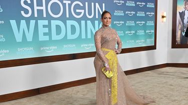 Jennifer López en el estreno en Los Ángeles la comedia romántica Shotgun Wedding. JLo es una de las madres famosas que celebra su día.